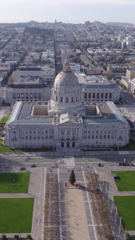 Vista-Aérea-Vertical-Del-Ayuntamiento-De-San-Francisco-En-Un-Día-Soleado,-California,-EE.UU.