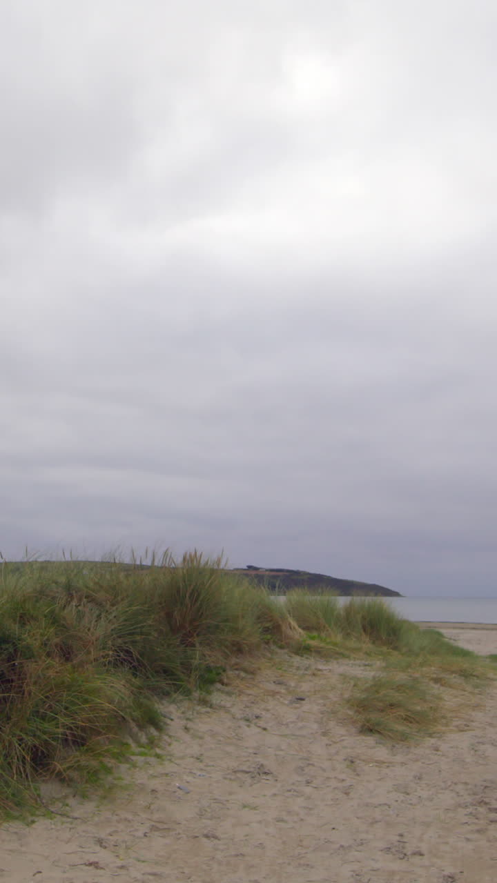 dunas de arena tranquilas y aisladas