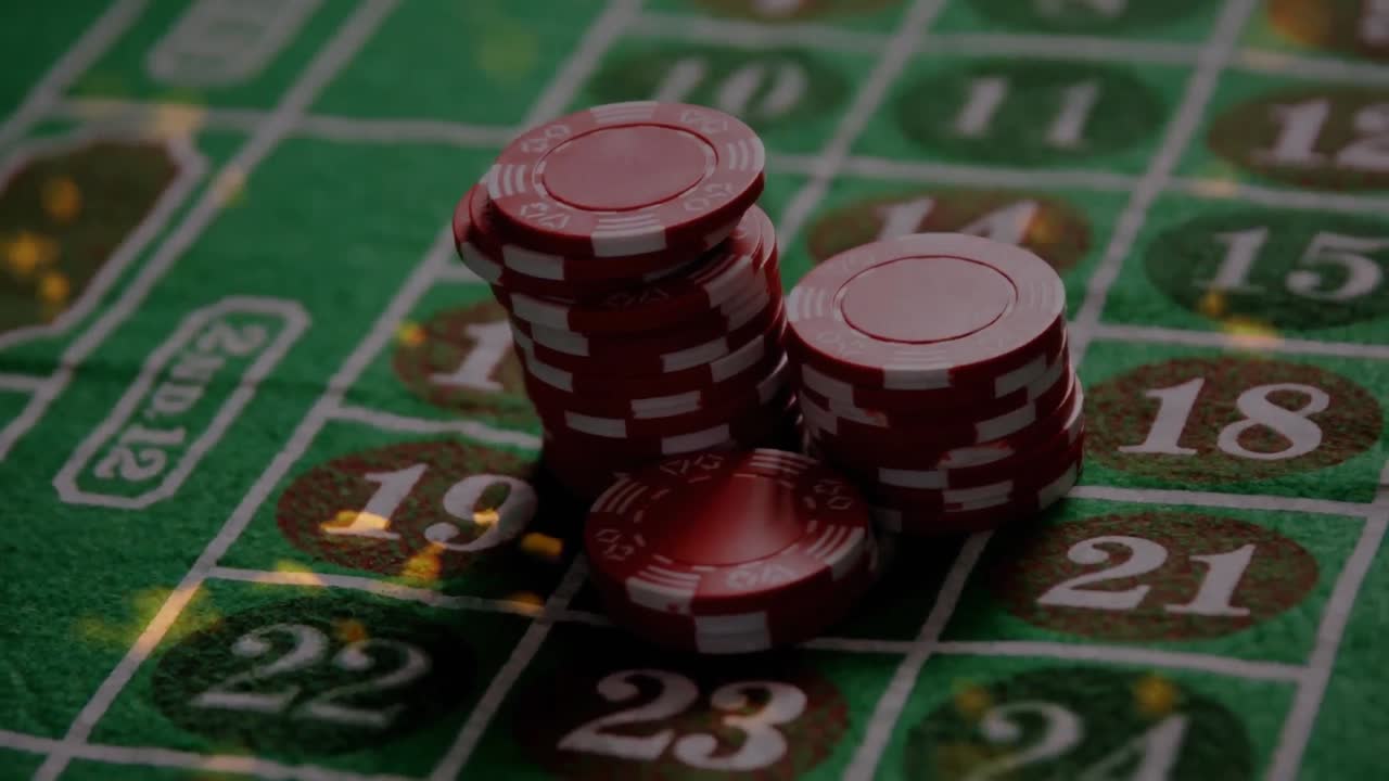 animación de pilas de fichas y cartas de juegos de casino a bordo