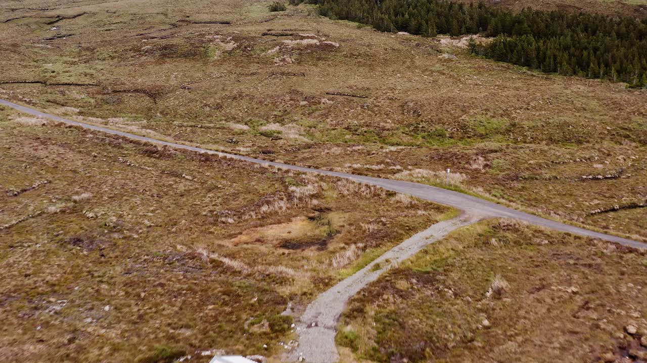 avión no tripulado disparado sobre un páramo shieling por una carretera en la isla de lewis