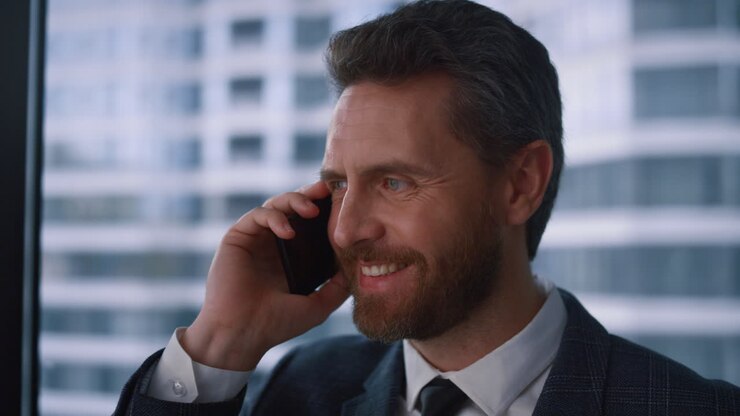 Jefe feliz hablando por teléfono