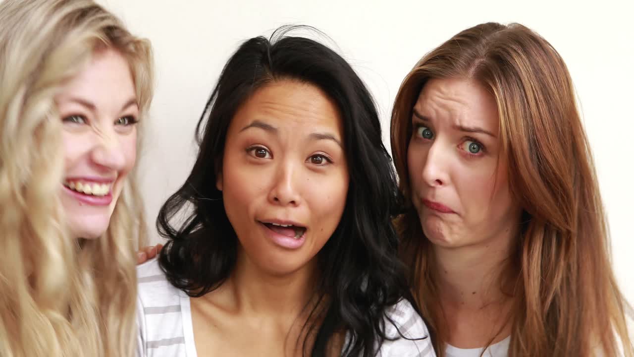 웃는 여자 들 이 웃긴 얼굴 을 하고 있다