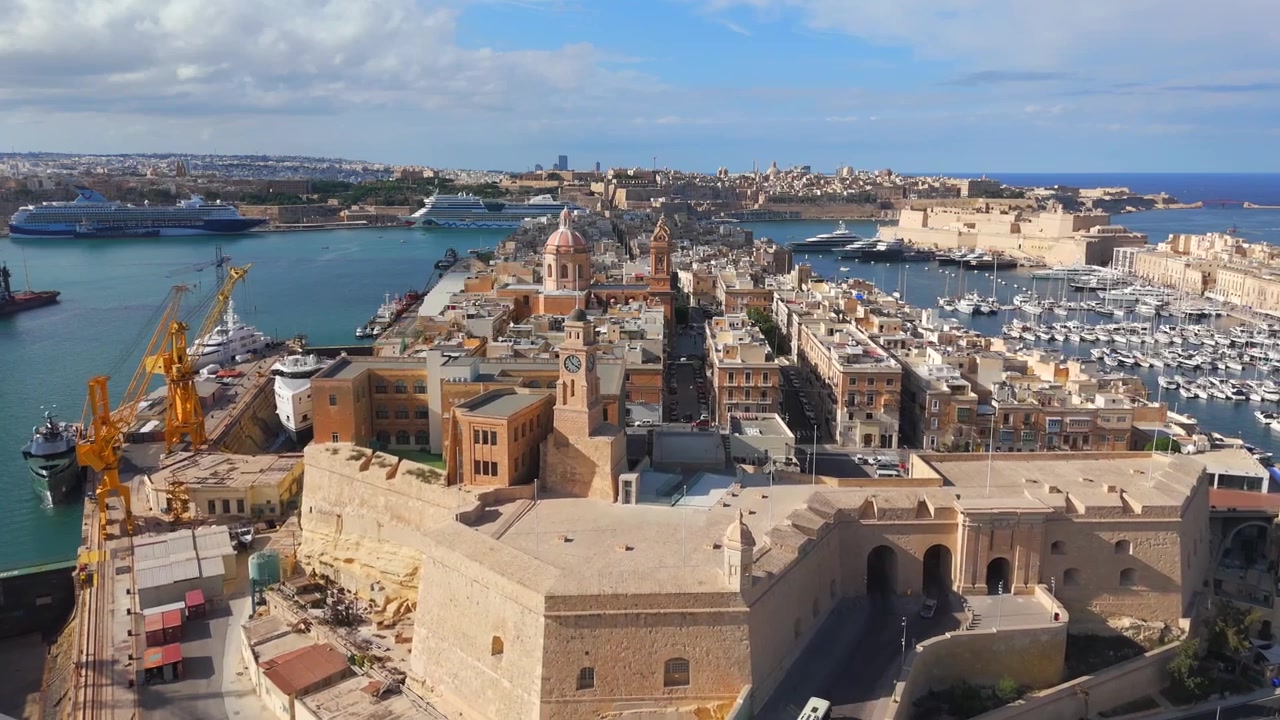 Il drone sorvola gli stretti vicoli e le piazze storiche di Birgu, rivelando il ricco patrimonio maltese della città