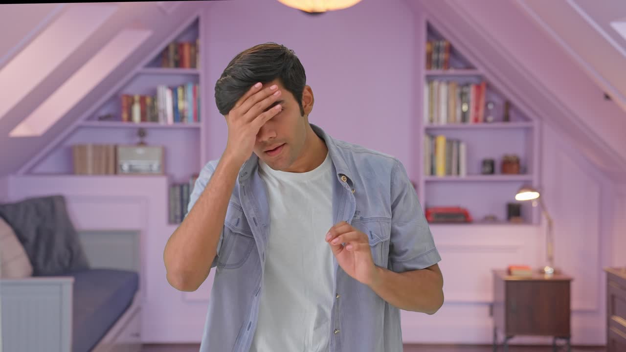 인도 소년은 밖으로 나갈 준비를 하고 있습니다.