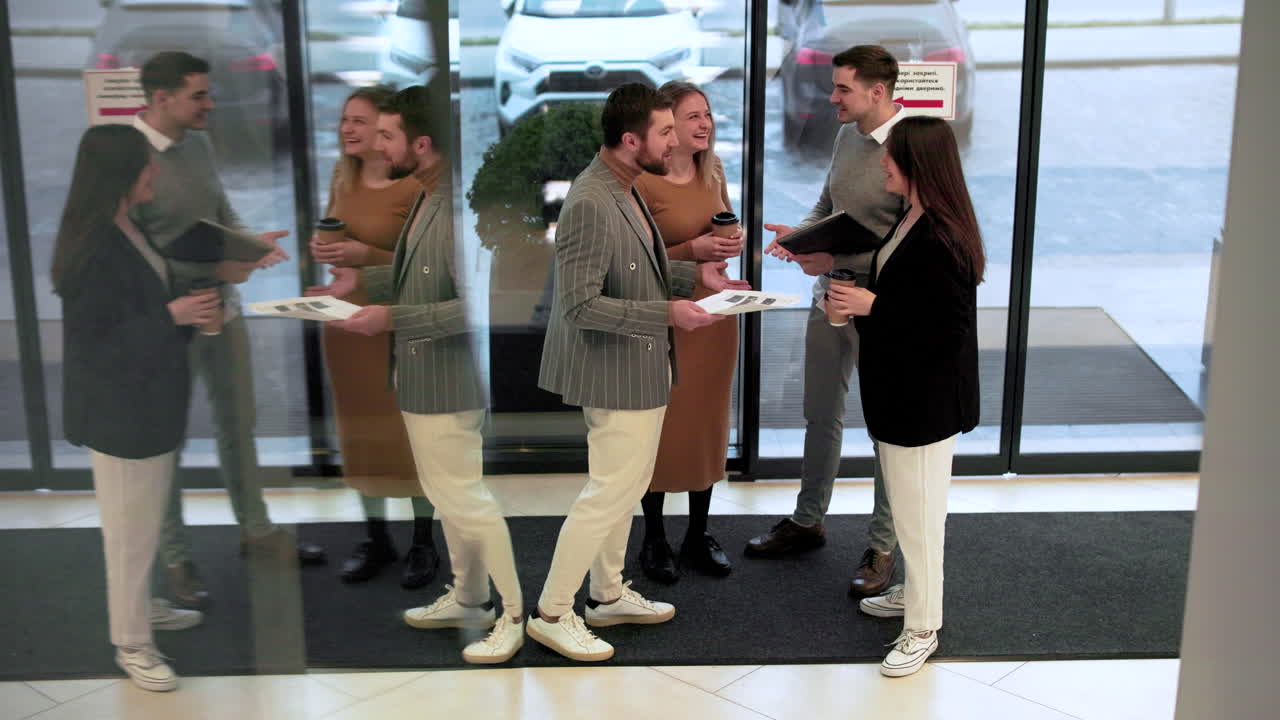 compañeros de trabajo hablando en el descanso