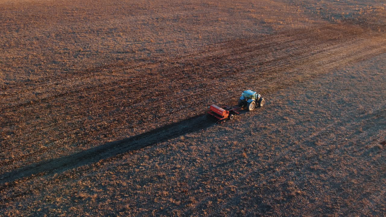 트랙터가 에 씨을 심고 있습니다.