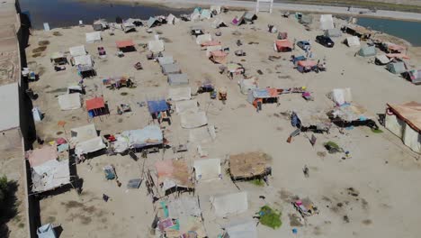 Vista-Aérea-De-Campamentos-Improvisados-Para-Víctimas-De-Inundaciones-En-Maher,-Sindh