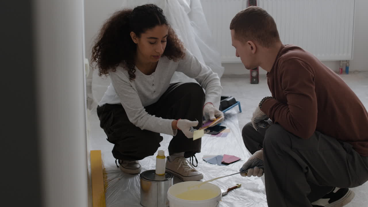 pareja eligiendo colores de pintura para la renovación del hogar