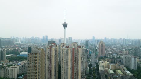 Vista-Aérea-De-La-Torre-De-Transmisión-West-Pearl-A-La-Luz-Del-Día.