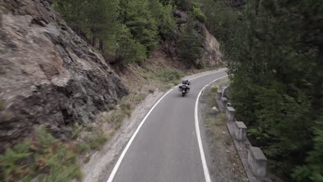 Drohnenvideo-„Follow-Me“,-Auf-Einem-Trailbike,-F800gs,-Auf-Der-Straße-Sh22,-Albanien,-Video-Eines-Abenteuerlustigen-Bikers,-Der-Allein-Mit-Dem-Mit-Gepäck-Beladenen-Fahrrad-Unterwegs-Ist