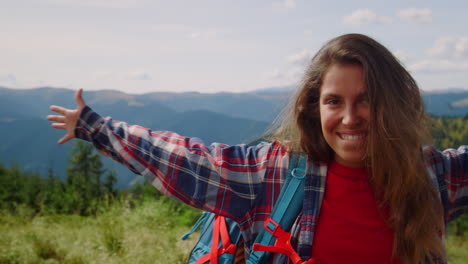 mujer alegre sonriendo en una caminata por la montaña