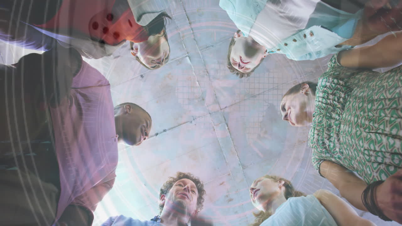 다양한 사람들이 손을 박는 원과 축구 공의 애니메이션