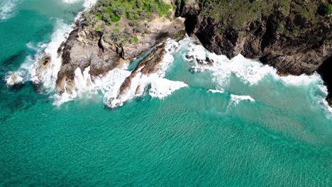 Olas-Rompientes-Sobre-El-Lugar-Escénico-De-Las-Cuevas-Del-Paraíso-En-Noosa-Heads,-Queensland,-Australia