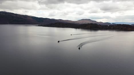 Filmische-Zeitlupe-Aus-Der-Luft,-Hoher-Bis-Niedriger-Drohnenwinkel-Von-3-Booten,-Die-Im-Frühen-Frühling-Auf-Loch-Lomond-Fahren