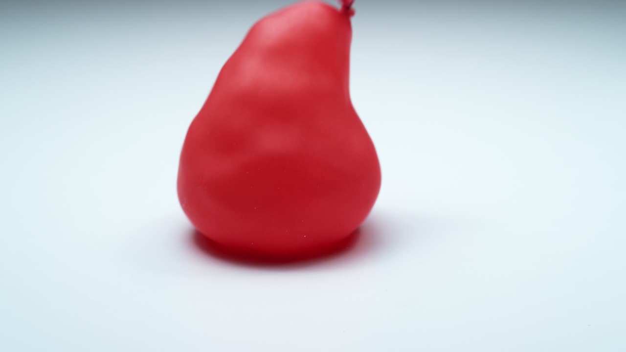 красный водяной воздушный шар прыгает в супер медленном движении. снято на phantom flex 4k.