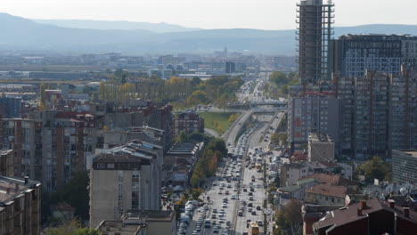 vista aérea estática del tráfico de la avenida del centro de pristina, kosovo en el soleado día de otoño