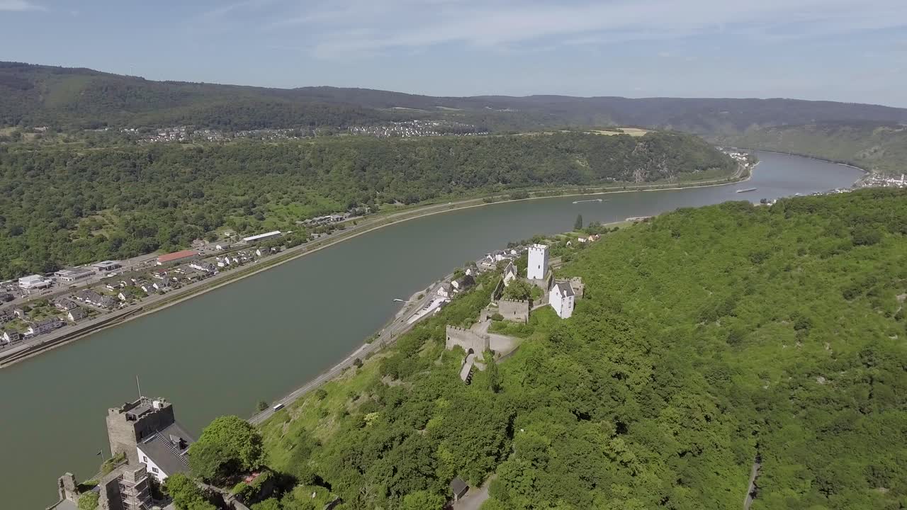 vista aérea de dos castillos en una montaña y un río