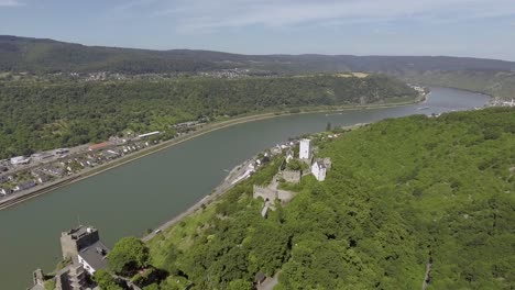 vista aérea de dos castillos en una montaña y un río