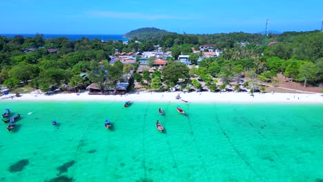 los barcos de cola larga de la playa en el agua turquesa