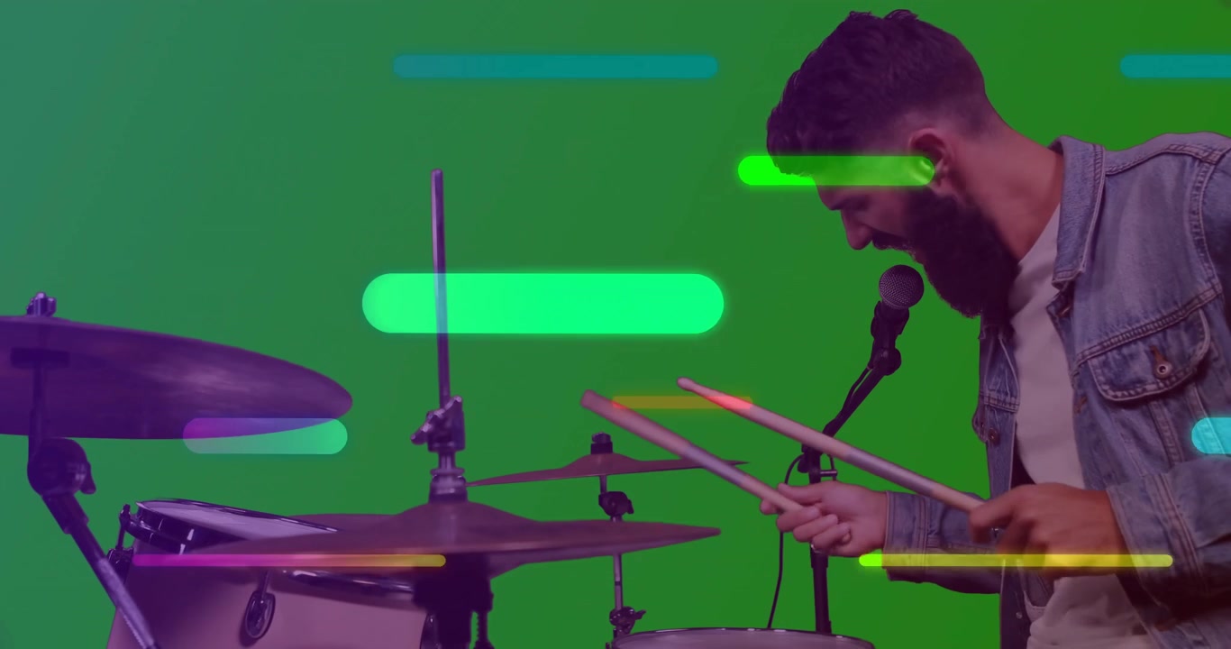 Batterista maschio barbuto che batte un piatto e genera barre ritmiche scorrevoli su un set musicale con schermo verde.