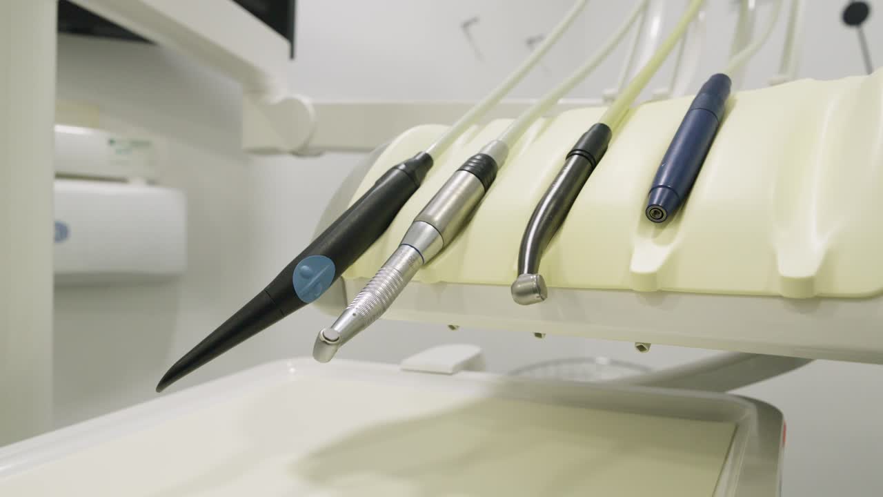 歯科医院にある最新の歯科用器具のクローズアップ。