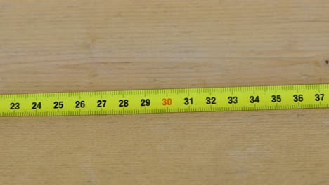 tiro de una cinta métrica de izquierda a derecha, de 0 a 70