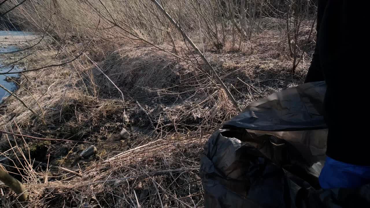 プラスチックの汚染と環境問題の概念 - 自発的にプラスチークから自然を掃除する - 地球を緑化する