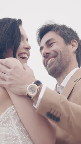 pareja feliz en la boda