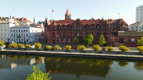 edificio junto al río de la oficina principal de correos de bydgoszcz en el norte de polonia