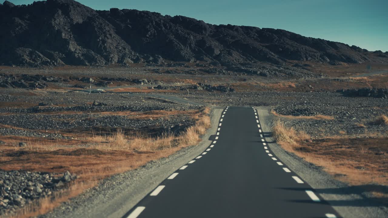 북쪽의 기이한 풍경을 가로지르는 좁은 아스팔트 도로