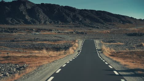 una estrecha carretera asfaltada que se extiende a través del extravagante paisaje del norte