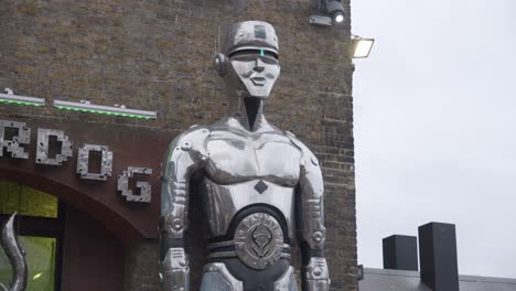 Estatua-Del-Robot-Fuera-De-La-Tienda-De-Moda-Cyberdog-En-Camden-Market,-Londres,-Gran-Bretaña.