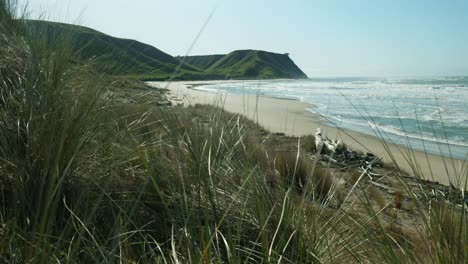 Genießen-Sie-Die-Atemberaubende-Aussicht-Auf-Einen-Breiten,-Von-Wogendem-Gras-Umrahmten-Strand,-Eine-Ruhige-Küstenlandschaft,-Die-Sie-Einlädt,-Die-Schönheit-Der-Natur-Zu-Genießen