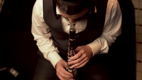 player plays clarinet