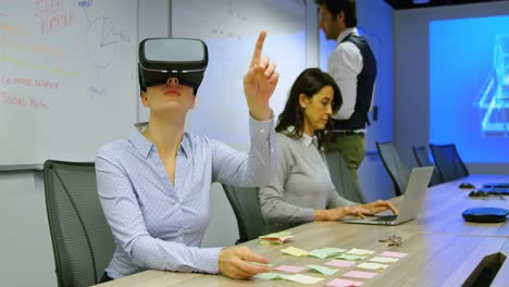 ejecutivos que usan auriculares de realidad virtual y portátiles 4k