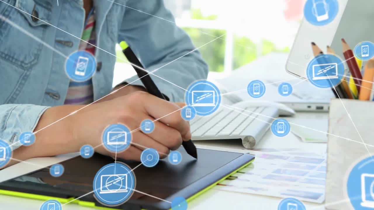 animación de iconos conectados, sección media de un hombre caucásico dibujando líneas en una tableta gráfica