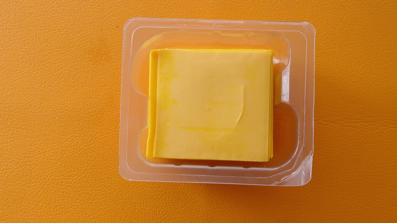 rebanadas de queso en un recipiente de plástico