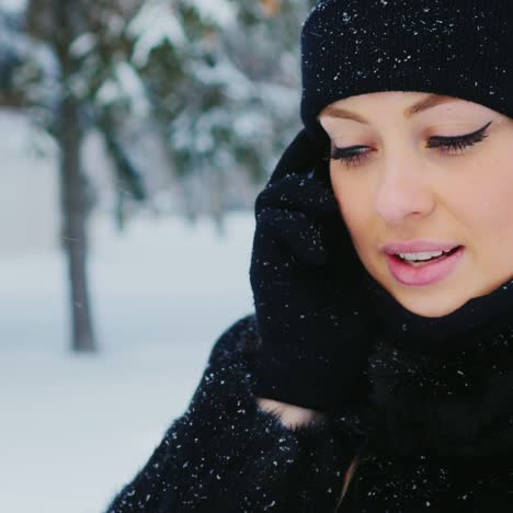 mujer hablando por celular en escena invernal