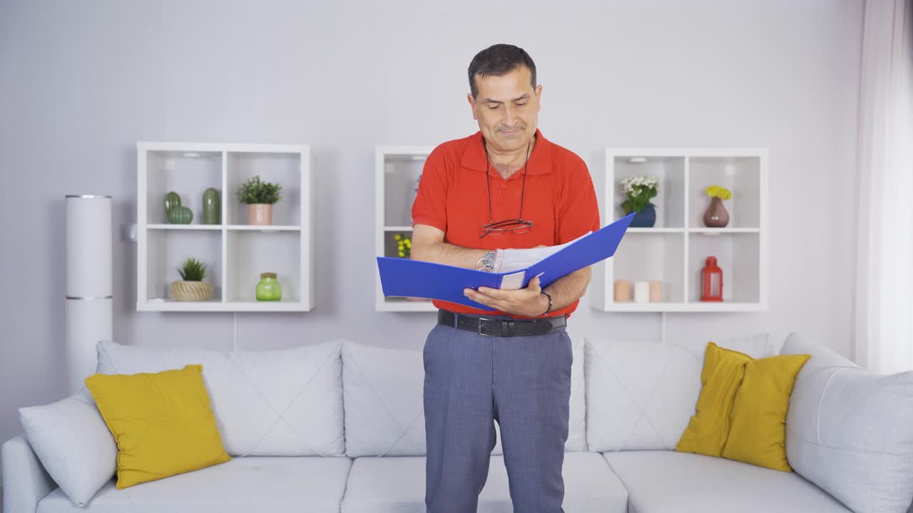 신문을 보는  ⁇ 은이가 기 ⁇ 합니다.