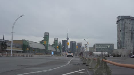 Coche-Pasando-La-Barrera-En-La-Calle-Barrera-Del-Semáforo-Transporte-Ciudad-Horizonte-Torre-Edificios-Toronto-Ontario-Canadá