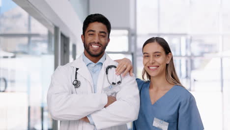 cara de los médicos, trabajo en equipo y sonrisa en el hospital