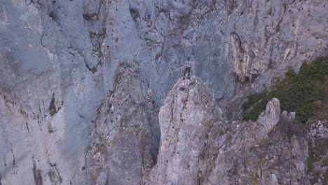 El-Escalador-Se-Encuentra-En-Un-Pico-Alto-Después-De-Ascender-Y-Contempla-El-Increíble-Paisaje-Del-Desfiladero-De-Turda-En-La-Sección-De-Moscas-Del-Cielo-De-La-Vía-Ferrata