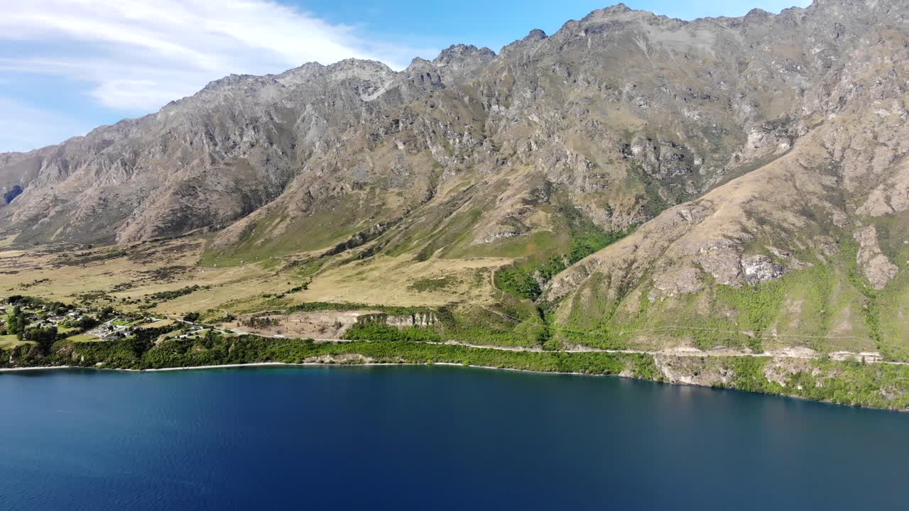 cordillera los notables y la orilla del lago wakatipu, queenstown, nueva zelanda - antena