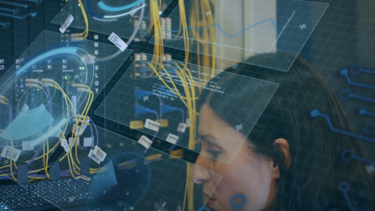 animación de la interfaz con el procesamiento de datos sobre una ingeniera biracial que trabaja en la sala de servidores