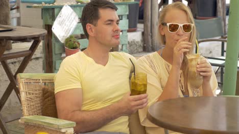 Pareja-Bebiendo-Café-Helado-Y-Hablando