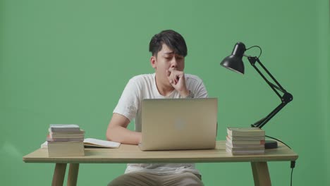 책상에서 피곤한 학생