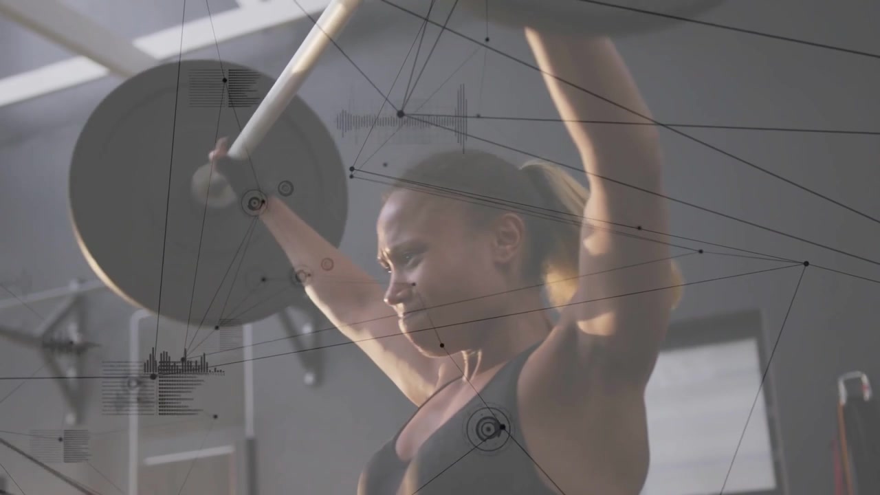 Donna che solleva pesi inspira, eseguendo uno slancio con bilanciere per il fitness, con un overlay animato che traccia la barra.