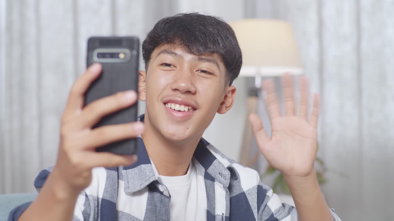 십대가 비디오 통화를 하고 있습니다.