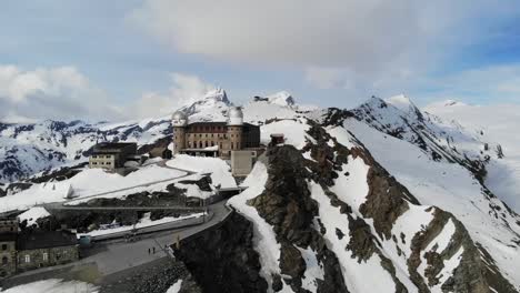 volo del drone sopra le alpi svizzere, con cieli azzurri e montagne ora coperte