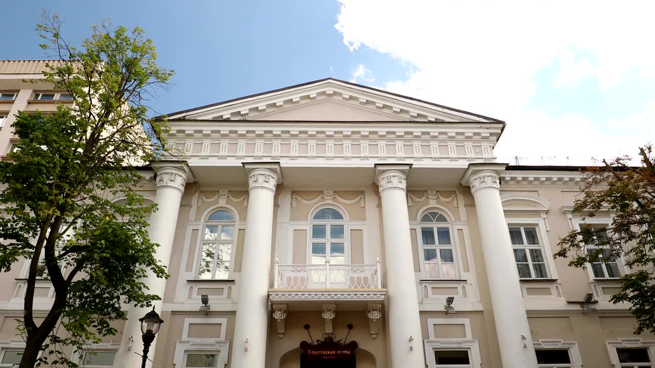 grodno, bielorrusia. casa del vicegobernador maksimovich en el día de verano. inclinación